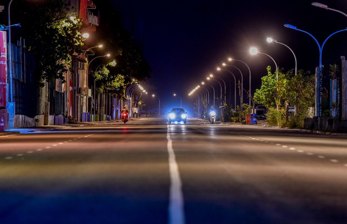 މާލެ: އޮގަސްޓު 5، 2020: މާލެ ސަރަހައްދުގައި ކޮވިޑް-19 ފެތުރުން އިތުރުވަމުން ދާތީ، ރައްކާތެރިކަމުގެ ފިޔަވަޅެއްގެ ގޮތުން ކޮންމެ ރެއެއްގެ 10 އިން ފަތިހު 5 އަށް ބޭރަށް ނުކުމެ އުޅުން ސަރުކާރުން މަނާކުރުން.-- ފޮޓޯ: ނިޝާން އަލީ /މިހާރު