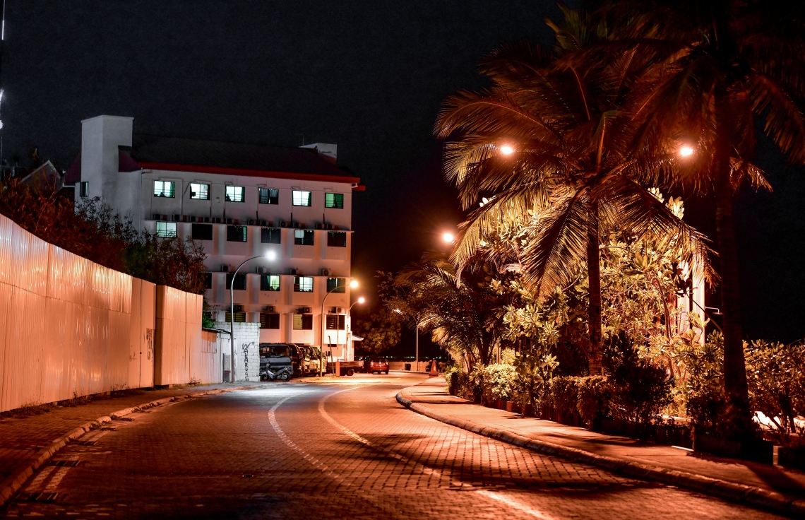 މާލެ: އޮގަސްޓު 5، 2020: މާލެ ސަރަހައްދުގައި ކޮވިޑް-19 ފެތުރުން އިތުރުވަމުން ދާތީ، ރައްކާތެރިކަމުގެ ފިޔަވަޅެއްގެ ގޮތުން ކޮންމެ ރެއެއްގެ 10 އިން ފަތިހު 5 އަށް ބޭރަށް ނުކުމެ އުޅުން ސަރުކާރުން މަނާކުރުން.-- ފޮޓޯ: ނިޝާން އަލީ /މިހާރު