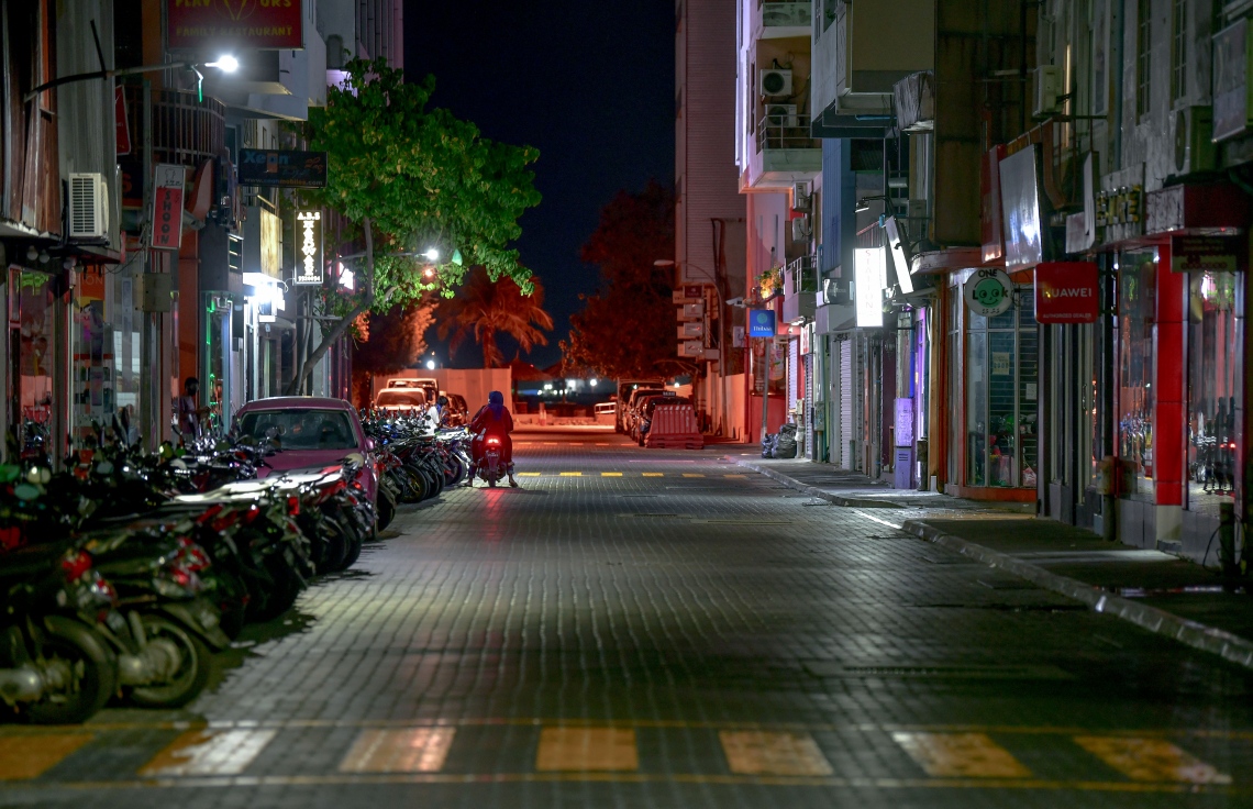 މާލެ: އޮގަސްޓު 5، 2020: މާލެ ސަރަހައްދުގައި ކޮވިޑް-19 ފެތުރުން އިތުރުވަމުން ދާތީ، ރައްކާތެރިކަމުގެ ފިޔަވަޅެއްގެ ގޮތުން ކޮންމެ ރެއެއްގެ 10 އިން ފަތިހު 5 އަށް ބޭރަށް ނުކުމެ އުޅުން ސަރުކާރުން މަނާކުރުން.-- ފޮޓޯ: ނިޝާން އަލީ /މިހާރު