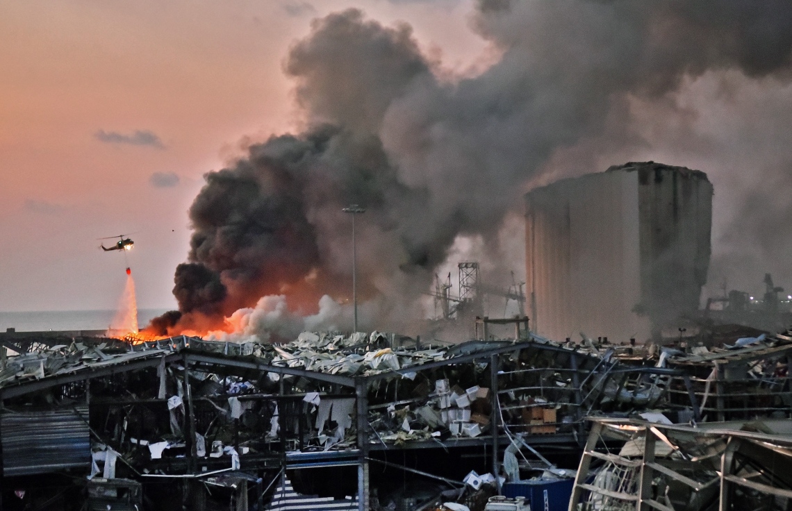 ބޭރޫތު- އޮގަސްޓް 4، 2020: ލުބުނާނުގެ ވެރިރަށް ބޭރޫތުގެ ކެމިކަލް ގުދަނެއް ގޮވުމުން ރޯވި އަލިފާންގަނޑު ނިއްވާލަން މަސައްކަތް ކުރަނީ. --ފޮޓޯ:އޭއެފްޕީ