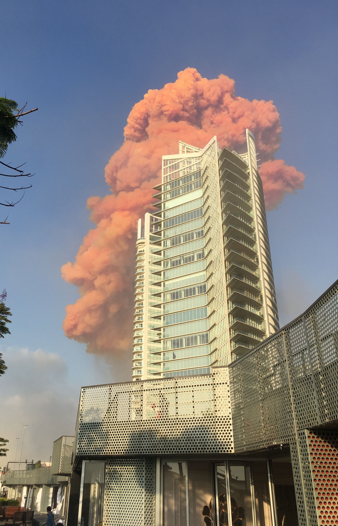 ބޭރޫތު- އޮގަސްޓް 4، 2020: ލުބުނާނުގެ ވެރިރަށް ބޭރޫތުގެ ކެމިކަލް ގުދަނެއް ގޮވުމުން ދުން އަރަނީ. --ފޮޓޯ:އޭއެފްޕީ