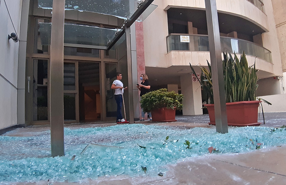 ބޭރޫތު- އޮގަސްޓް 4، 2020: ލުބުނާނުގެ ވެރިރަށް ބޭރޫތުގެ ކެމިކަލް ގުދަނެއް ގޮވުމުން އިމާރާތެއްގެ ބިއްލޫރިތައް ތެޅިގެން، ފައިބާފައި. --ފޮޓޯ:އޭއެފްޕީ