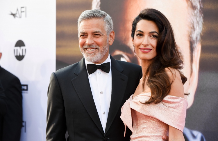 ކްލޫނީގެ ދެމަފިރިންގެ 100،000 ޑޮލަރު ބޭރޫތަށް