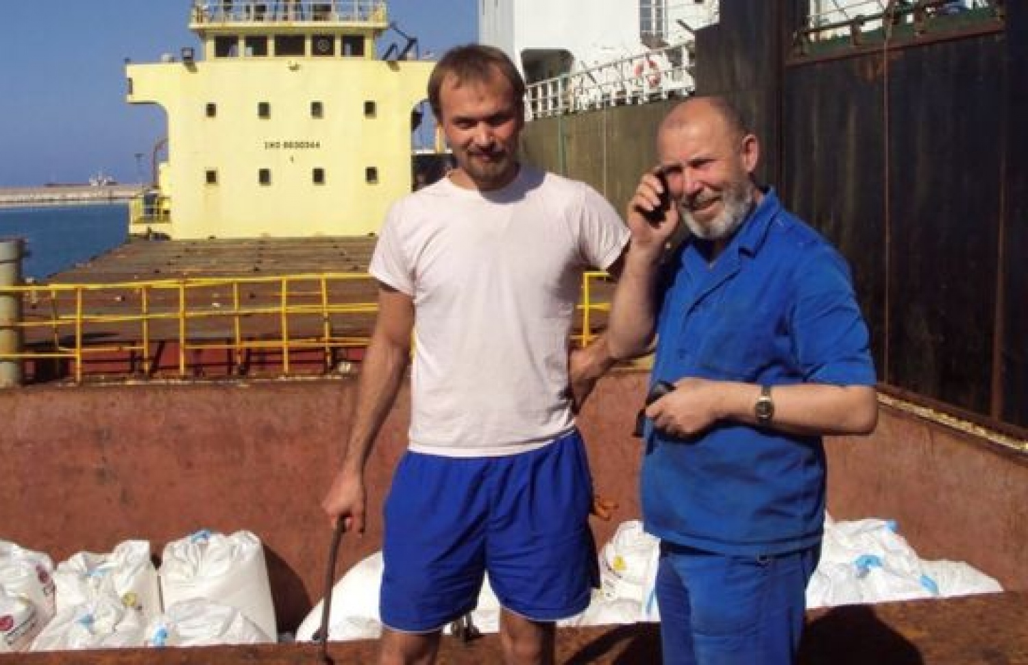 ބޯޓުގެ ކެޕްޓަން ޕްރޮކޮޝޭވް (ކ) އާއި ބޯޓުގެ ފަޅުވެރިއެއް ކަމަށްވާ މުނިޝަކް. --ފޮޓޯ:ރޮއިޓާސް