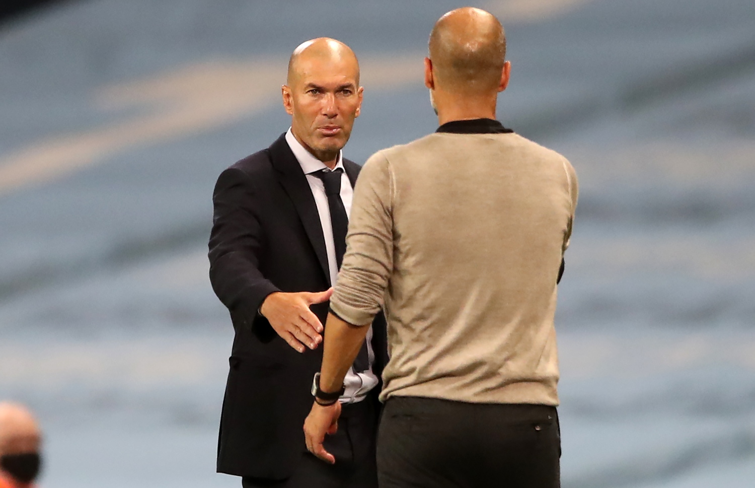 މެޗަށް ފަހު ޒިދާން (ވ) އާއި ގާޑިއޯލާ ސަލާމްކުރަނީ. -- ފޮޓޯ: އޭއެފްޕީ