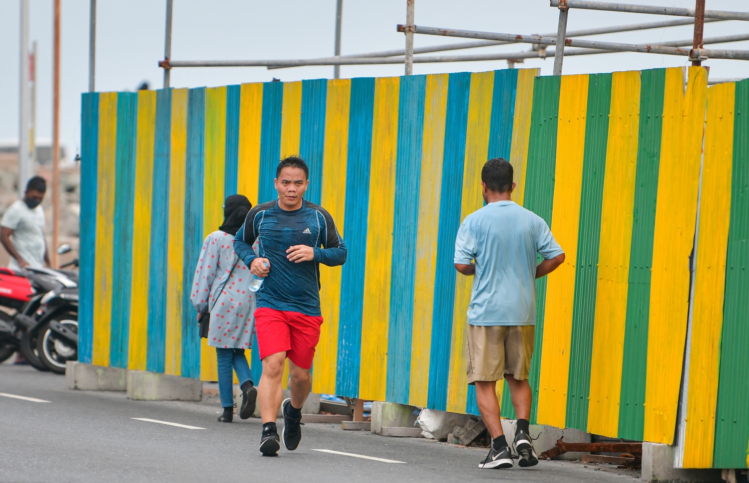 މާލޭގައި މަގުމަތީގައި ބަޔަކު ދުވަނީ.-- ފައިލް ފޮޓޯ: މިހާރު