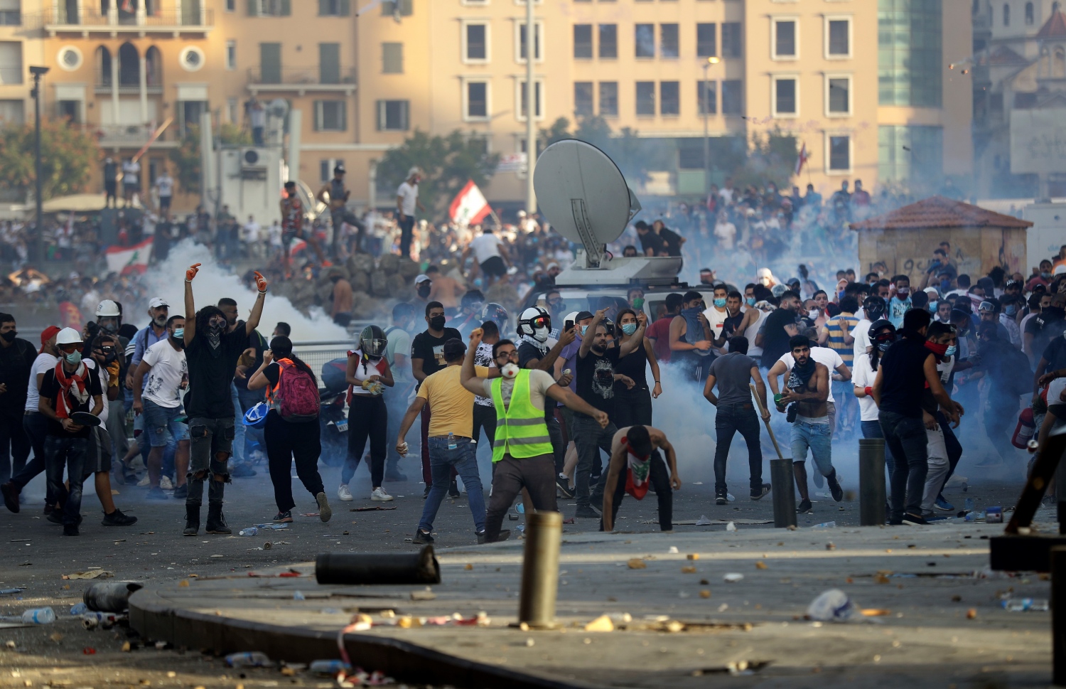 މުޒާހަރާ ކުރާ މީހުން ފުލުހުންނާ ކުރިމަތިލަނީ. --ފޮޓޯ:އޭއެފްޕީ