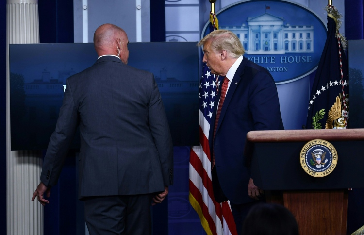 ވައިޓްހައުސްގެ ބޭރުގައި ބަޑިޖެހުމުން ޓްރަމްޕް ގެންގޮސްފި