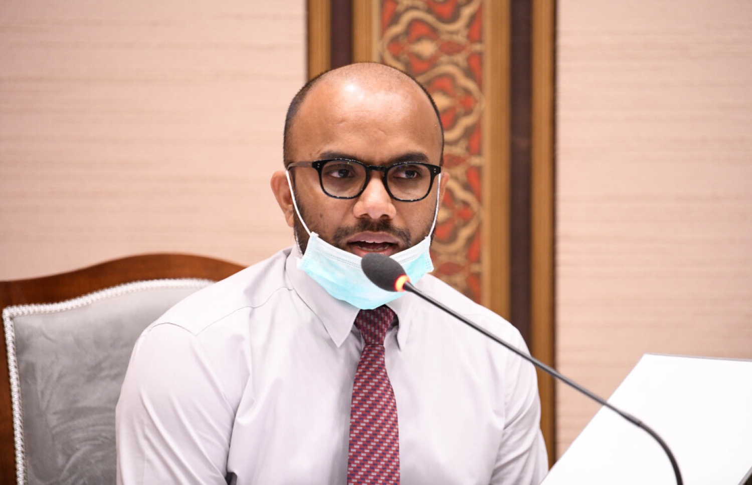 ފިނޭންސް މިނިސްޓަރު އަމީރު، މުޅި މަޖިލީހުގެ ކޮމިޓީގައި މެމްބަރުންގެ ސުވާލުތަކަށް ޖަވާބު ދެއްވަނީ.---ފޮޓޯ: މަޖިލިސް