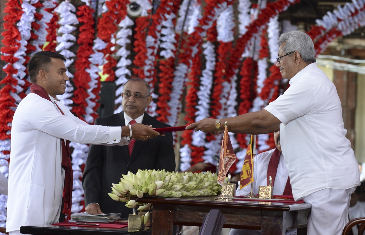 ސްޕޯޓްސް މިނިސްޓަރުކަމުގެ ހުވާ ކުރެއްވުމަށް ފަހު ނާމަލް ރާޖަޕަކްސާ (ވ) ލިޔުމާ ހަވާލުވެވަޑައިގަންނަވަނީ. --ފޮޓޯ:އޭއެފްޕީ