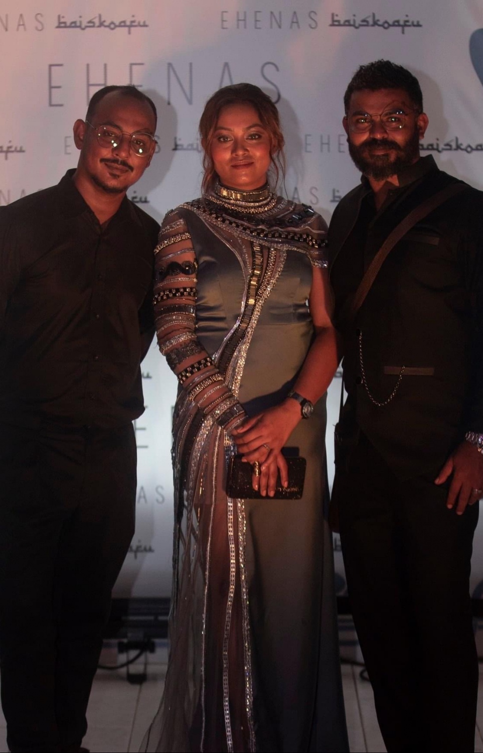 (ކ-ވ) އެހެނަސްގެ ޑައިރެކްޓަރު ރަވީ ފާރޫގް އާއި އެކްޓްރެސް އައިޝަތު ރިޝްމީ އަދި ވާހަކަލިޔުންތެރިޔާ/އުފެއްދުންތެރިޔާ އަހްމަދު އިގްބާލް (އައިކިއު). -- ފޮޓޯ: އެހެނަސް ފޭސްބުކް