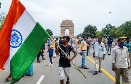 Amid the ongoing pandemic, without donning protective gear, hundreds gather at Rajpath road near India Gate to celebrate the country's 74th Independence Day in New Delhi on August 15, 2020. (Photo by Jewel SAMAD / AFP)