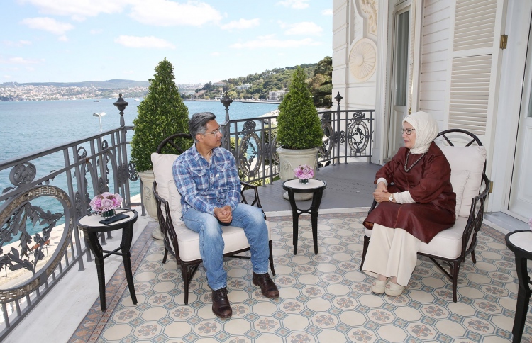 އާމިރު ތުރުކީގެ ފަސްޓްލޭޑީއާ ބައްދަލުކުރުމުން ފާޑުކިޔަނީ