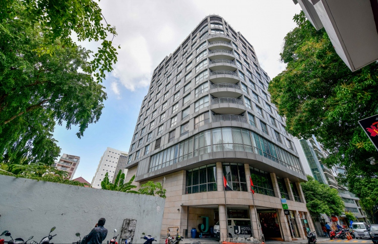 މަނަދޫގައި ޓޫރިސްޓު ހޮޓަލެއް ހިންގާނެ ބަޔަކު ހޯދަނީ