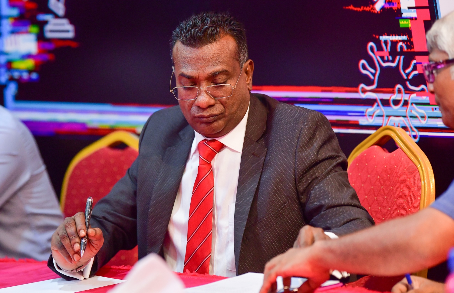 ކާށިދޫ ދާއިރާގެ މެމްބަރު އަބްދުﷲ ޖާބިރު އިދިކޮޅު ފަރާތްތަކާ އެކު ކުރިން ބޭއްވެވި ބައްދަލުވުމެއްގައި. ޒަހާގެ އިތުބާރު ނެތްކަމަށް ހުށަހެޅި މައްސަލައިން އޭނާ ވަނީ ސޮއި ކަނޑުއްލެއްވި---ފޮޓޯ: އަހުމަދު އަވްޝަން/މިހާރު