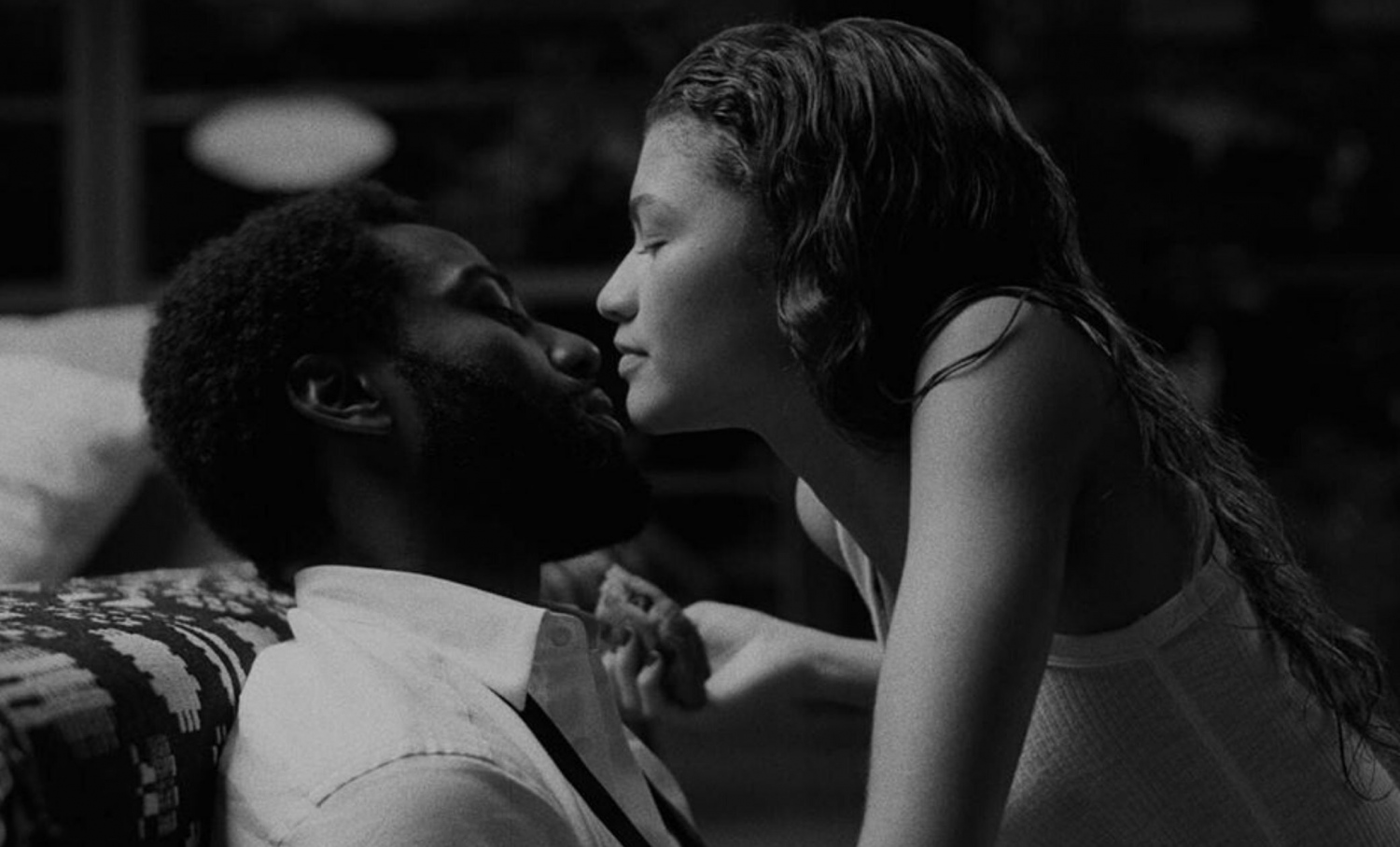 "މެލްކަމް އެންޑް މެރީ" ގެ މަންޒަރެއްގައި ޒެންޑޭއާ އާއި ޖޯން ޑޭވިން.