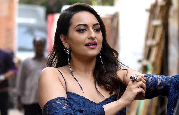 ފުރައްސާރަތަކާ ދެކޮޅަށް ސޮނާކްޝީގެ ކެމްޕޭނެއް