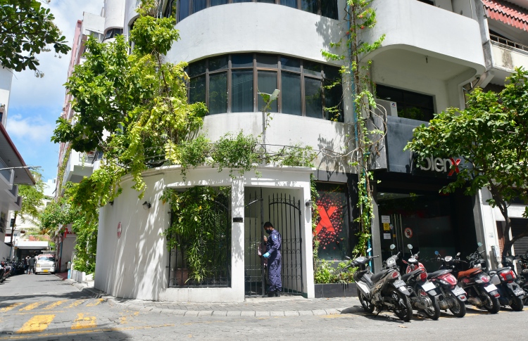 ޔޫރޯ އޮފީހުގެ ތިޖޫރީ ފަޅާލައި، ފައިސާތަކެއް ނަގައިފި