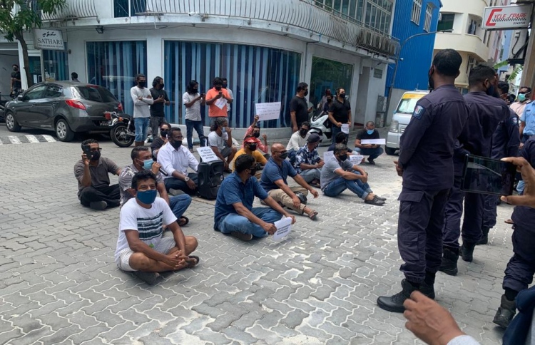 ރޭގަނޑު ޑެލިވަރީ ނުކުރެވޭތީ މުޒާހަރާކޮށްފި