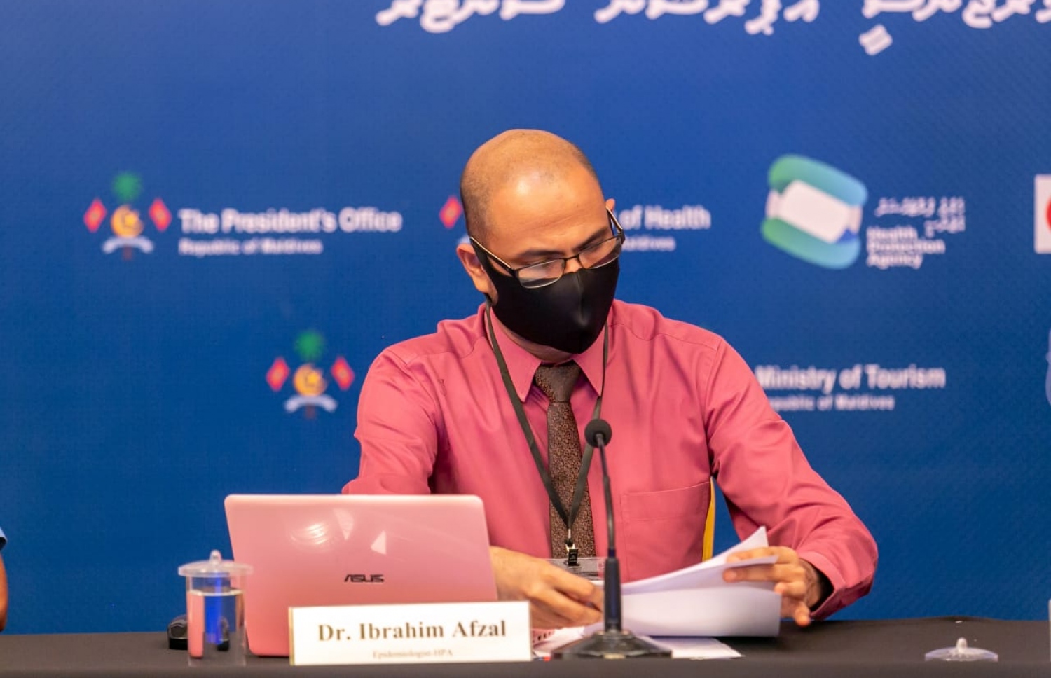 ހެލްތު އިމަޖެންސީ އޮޕަރޭޝަން ސެންޓަރު (އެޗްއީއޯސީ) އިން ބޭއްވި ނޫސްވެރިންގެ ބައްދަލުވުމެއްގައި ޑރ.އިބްރާހިމް އަފްޒަލް ވާހަކަދައްކަވަނީ.-- ފޮޓޯ: އެޗްއީއޯސީ