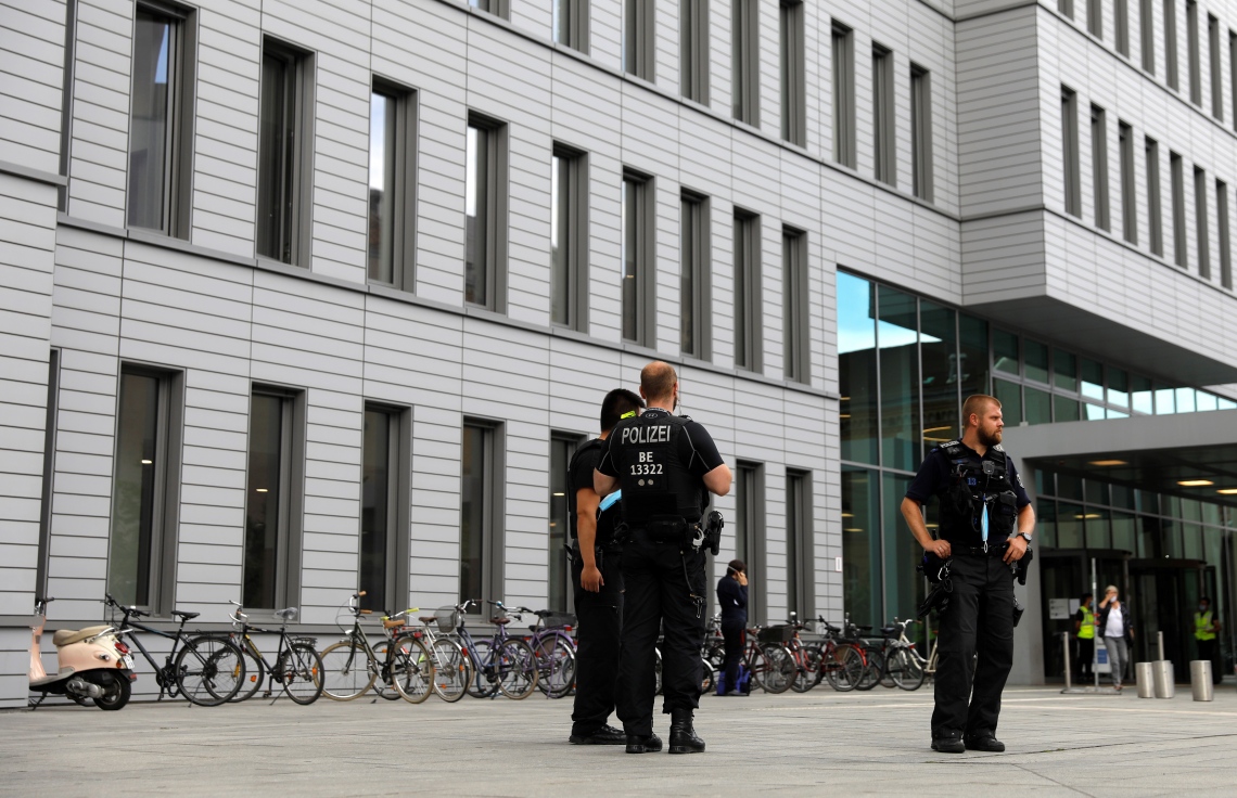 ރަޝިޔާގެ އިދިކޮޅު ލީޑަރު ނަވަލްނީ އަށް ފަރުވާ ދޭ ޖަރުމަނުގެ ހޮސްޕިޓަލްގެ ބޭރުގައި ފުލުހުން ހަރަކާތްތެރި ވަނީ. --ފޮޓޯ:އޭއެފްޕީ