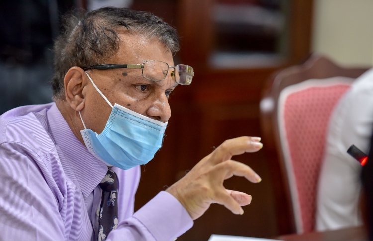 ދަރަންޏާ ބެހޭ ރިޕޯޓާ ހެދި މަޖިލީހުގައި ޒުވާބެއް!