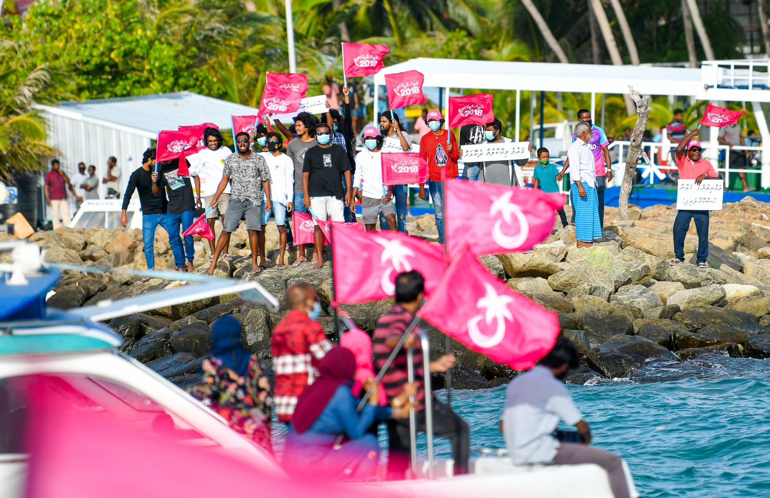 އިދިކޮޅު ފަރާތްތަކުން މިއަދު ކުރި މުޒާހަރާއަށް ހިތްވަރު ދިނުމަށް، މާފުށީ ބަނދަރު ސަރަހައްދަށް އެއްވެފައި ބަޔަކު އެއްވެފައި.-- ފޮޓޯ: އަހުމަދު އަވްޝަން/ މިހާރު