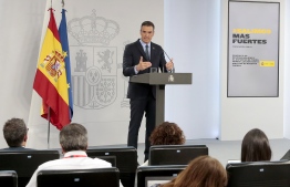 In this handout photo released by La Moncloa (Spanish Ministry of the Presidency) Spanish Prime Minister Pedro Sanchez holds a press conference following a cabinet meeting at La Moncloa palace in Madrid on August 25, 2020. - Spain will call in the army to help identify those who have been exposed to people infected with coronavirus as part of efforts to curb the spread of the disease, Prime Minister Pedro Sanchez said today. The central government will make 2,000 soldiers who are trained in tracking available to the regions, which are responsible for health care, to assist in tracking cases and stem a rise in infections, he told a news conference. (Photo by Jose Maria Cuadrado Jimenez / LA MONCLOA / AFP) / 