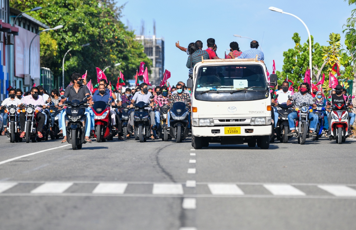މާލެ: އޮގަސްޓް 28، 2020: ރާއްޖެ ވިއްކާލުމާއި ދެކޮޅަށް މާލޭގައި ޕީޕީއެމް/ޕީއެންސީ ކޯލިޝަނުން ޝުއޫރު ފާޅުކޮށްފައި ހުރި ބޯޑުތައް ހިފައިގެން މުޒާހަރާކުރުން.-- ފޮޓޯ: އަހުމަދު އަވްޝަން އިލްޔާސް /މިހާރު