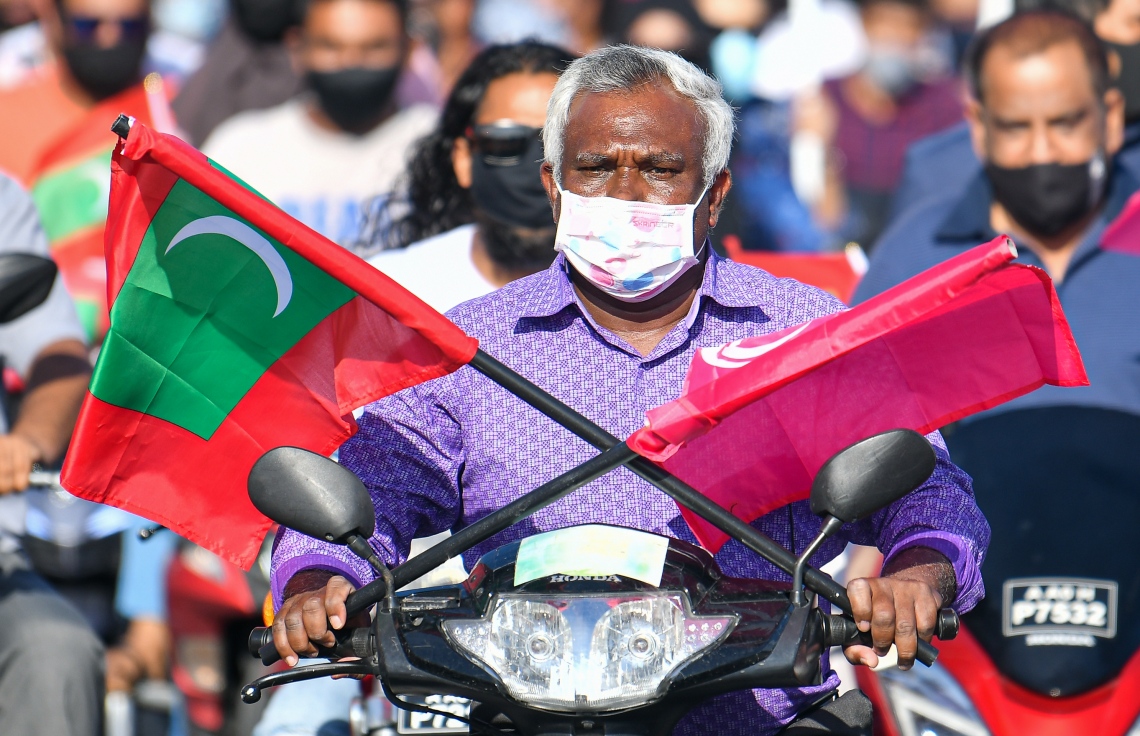 މާލެ: އޮގަސްޓް 28، 2020: ރާއްޖެ ވިއްކާލުމާއި ދެކޮޅަށް މާލޭގައި ޕީޕީއެމް/ޕީއެންސީ ކޯލިޝަނުން ޝުއޫރު ފާޅުކޮށްފައި ހުރި ބޯޑުތައް ހިފައިގެން މުޒާހަރާކުރުން.-- ފޮޓޯ: އަހުމަދު އަވްޝަން އިލްޔާސް /މިހާރު