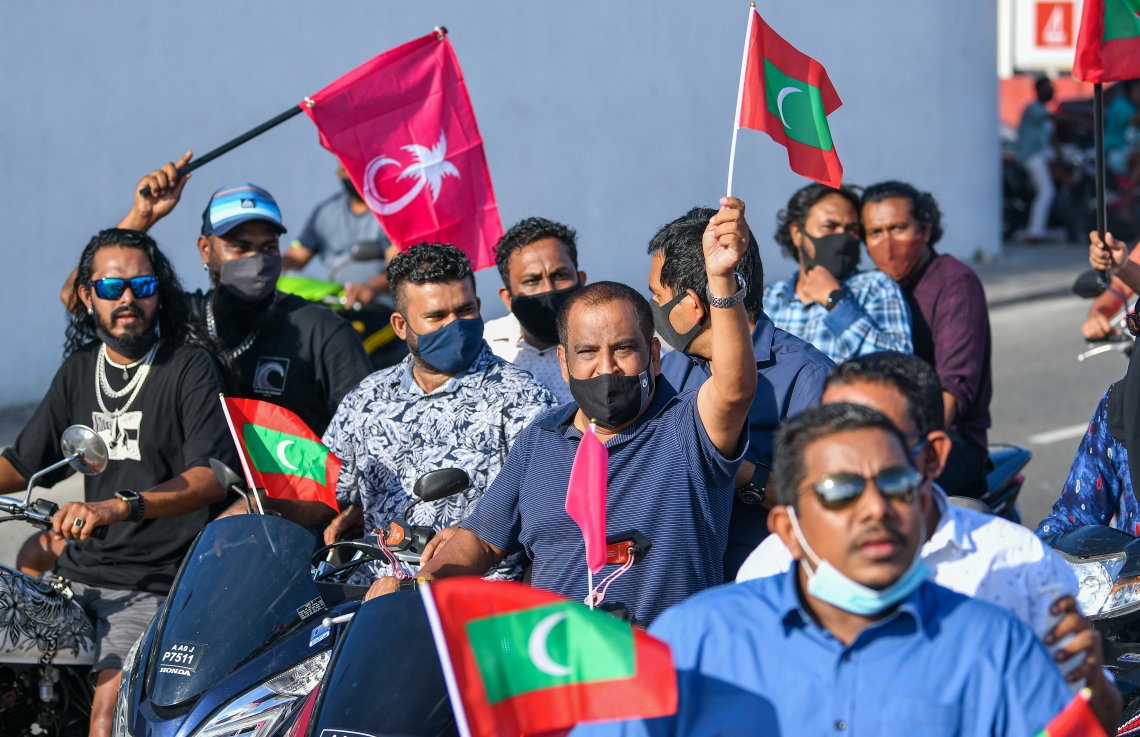 އައްޑޫ، އޮގަސްޓް 28، 2020: ރާއްޖެ ވިއްކާލުމާއި ދެކޮޅަށް މާލޭގައި ޕީޕީއެމް/ޕީއެންސީ ކޯލިޝަނުން ޝުއޫރު ފާޅުކޮށްފައި ހުރި ބޯޑުތައް ހިފައިގެން މުޒާހަރާކުރުން.-- ފޮޓޯ: އަހުމަދު އަވްޝަން އިލްޔާސް /މިހާރު