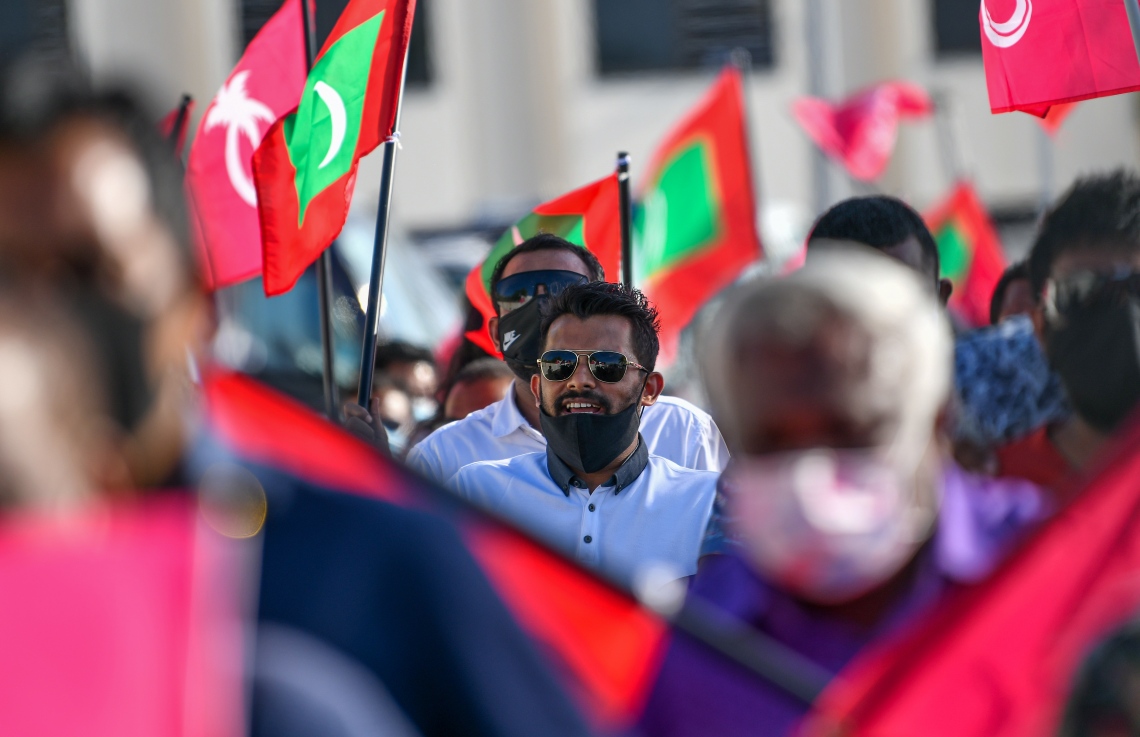 މާލެ: އޮގަސްޓް 28، 2020: ރާއްޖެ ވިއްކާލުމާއި ދެކޮޅަށް މާލޭގައި ޕީޕީއެމް/ޕީއެންސީ ކޯލިޝަނުން ޝުއޫރު ފާޅުކޮށްފައި ހުރި ބޯޑުތައް ހިފައިގެން މުޒާހަރާކުރުން.-- ފޮޓޯ: އަހުމަދު އަވްޝަން އިލްޔާސް /މިހާރު