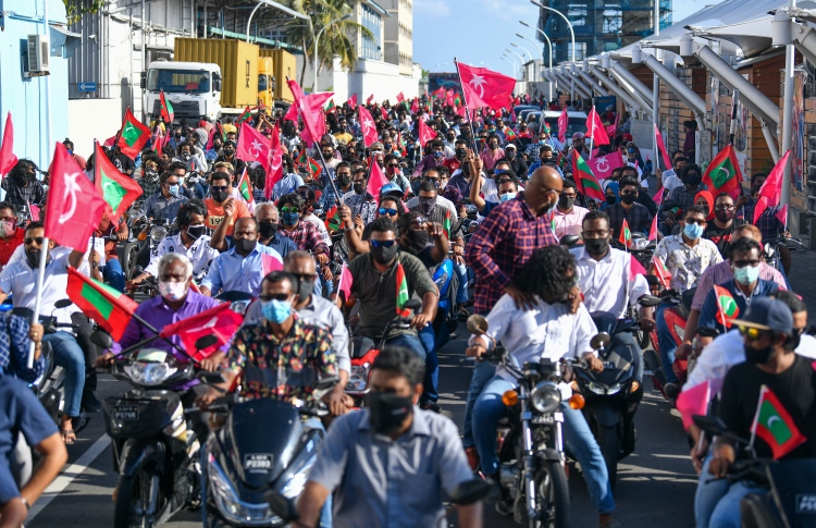 ފުލުހަށް ހާޒިރުކުރިއަސް ފަހަތަކަށް ނުޖެހޭނަން: އިދިކޮޅު