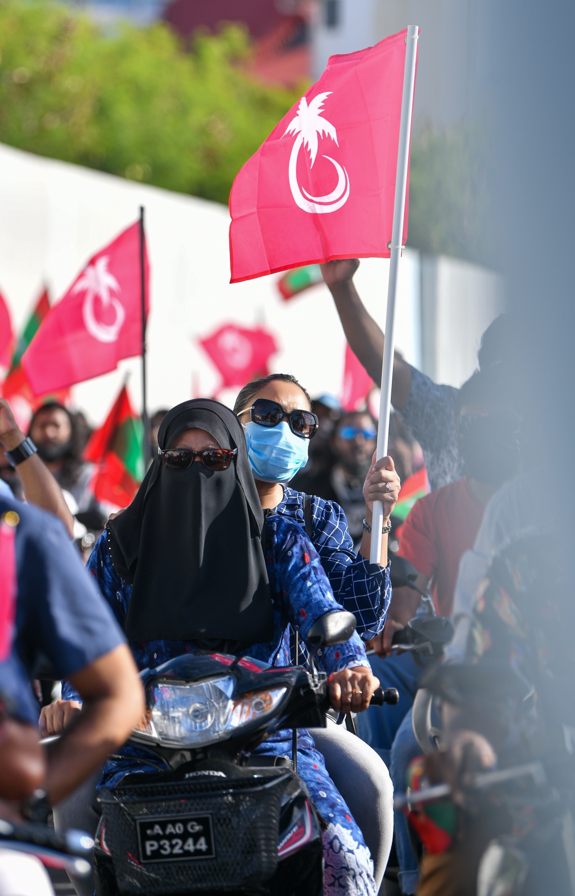 މާލެ: އޮގަސްޓް 28، 2020: ރާއްޖެ ވިއްކާލުމާއި ދެކޮޅަށް މާލޭގައި ޕީޕީއެމް/ޕީއެންސީ ކޯލިޝަނުން ޝުއޫރު ފާޅުކޮށްފައި ހުރި ބޯޑުތައް ހިފައިގެން މުޒާހަރާކުރުން.-- ފޮޓޯ: އަހުމަދު އަވްޝަން އިލްޔާސް /މިހާރު