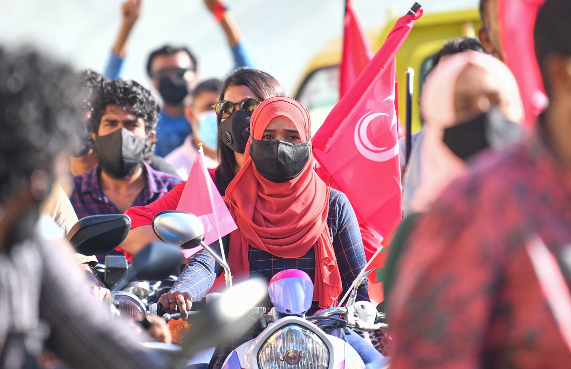 މާލެ: އޮގަސްޓް 28، 2020: ރާއްޖެ ވިއްކާލުމާއި ދެކޮޅަށް މާލޭގައި ޕީޕީއެމް/ޕީއެންސީ ކޯލިޝަނުން ޝުއޫރު ފާޅުކޮށްފައި ހުރި ބޯޑުތައް ހިފައިގެން މުޒާހަރާކުރުން.-- ފޮޓޯ: އަހުމަދު އަވްޝަން އިލްޔާސް /މިހާރު