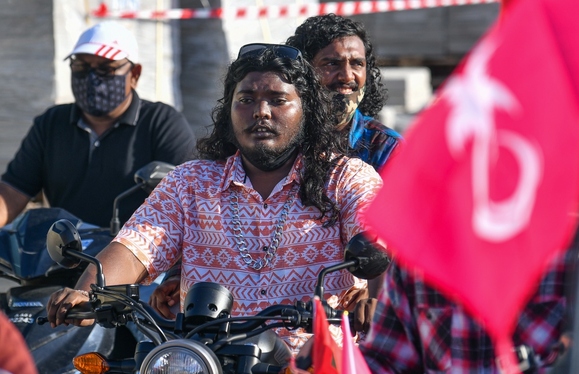 މާލެ: އޮގަސްޓް 28، 2020: ރާއްޖެ ވިއްކާލުމާއި ދެކޮޅަށް މާލޭގައި ޕީޕީއެމް/ޕީއެންސީ ކޯލިޝަނުން ޝުއޫރު ފާޅުކޮށްފައި ހުރި ބޯޑުތައް ހިފައިގެން މުޒާހަރާކުރުން.-- ފޮޓޯ: އަހުމަދު އަވްޝަން އިލްޔާސް /މިހާރު