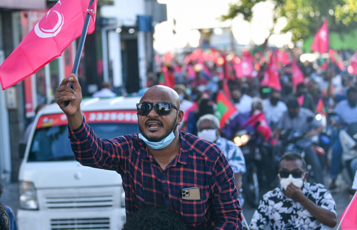 މާލެ: އޮގަސްޓް 28، 2020: ރާއްޖެ ވިއްކާލުމާއި ދެކޮޅަށް މާލޭގައި ޕީޕީއެމް/ޕީއެންސީ ކޯލިޝަނުން ޝުއޫރު ފާޅުކޮށްފައި ހުރި ބޯޑުތައް ހިފައިގެން މުޒާހަރާކުރުން.-- ފޮޓޯ: އަހުމަދު އަވްޝަން އިލްޔާސް /މިހާރު