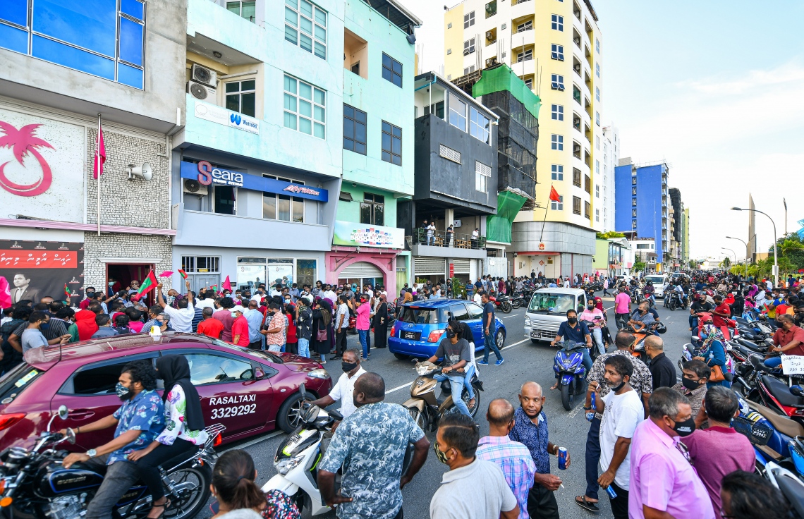 މާލެ: އޮގަސްޓް 28، 2020: ރާއްޖެ ވިއްކާލުމާއި ދެކޮޅަށް މާލޭގައި ޕީޕީއެމް/ޕީއެންސީ ކޯލިޝަނުން ޝުއޫރު ފާޅުކޮށްފައި ހުރި ބޯޑުތައް ހިފައިގެން މުޒާހަރާކުރުން.-- ފޮޓޯ: އަހުމަދު އަވްޝަން އިލްޔާސް /މިހާރު