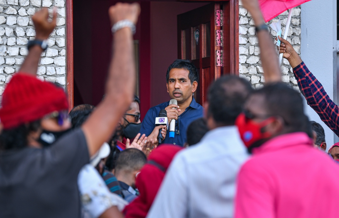 މާލެ: އޮގަސްޓް 28، 2020: ރާއްޖެ ވިއްކާލުމާއި ދެކޮޅަށް މާލޭގައި ޕީޕީއެމް/ޕީއެންސީ ކޯލިޝަނުން ޝުއޫރު ފާޅުކޮށްފައި ހުރި ބޯޑުތައް ހިފައިގެން މުޒާހަރާކުރުން.-- ފޮޓޯ: އަހުމަދު އަވްޝަން އިލްޔާސް /މިހާރު