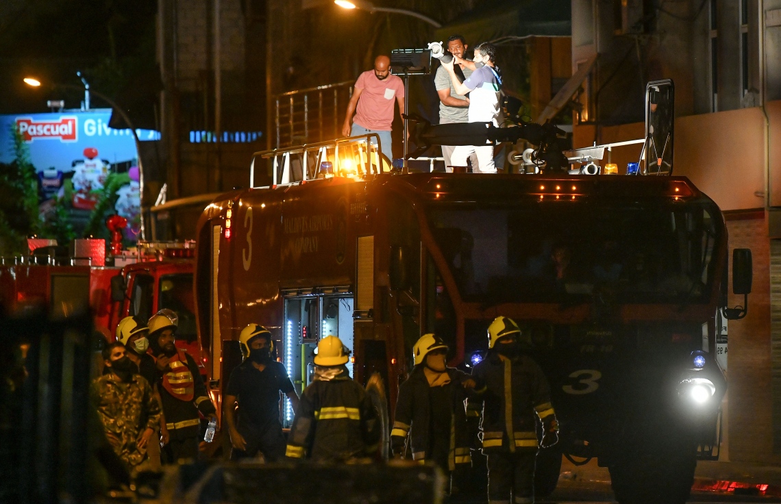 މާލެ: އޮގަސްޓް 28، 2020- ބޮޑުތަކުރުފާނު މަގުގައި ޖަލަޕީނޯ ކުރިން ހިންގި ކެފޭ މިހާރުގެ ނަމުން ނަމަ ޓިއޮލޯ ކެފޭ އާއި ގަދަގޭ މުހައްމަދުފުޅު ބިލްޑިންގްގައި ރޯވި އަލިފާންގަނޑު ނިއްވުމަށް ފަޔާ ޓީމުން ހަރަކާތްތެރިވަނީ.---ފޮޓޯ: ނިޝާން އަލީ/މިހާރު