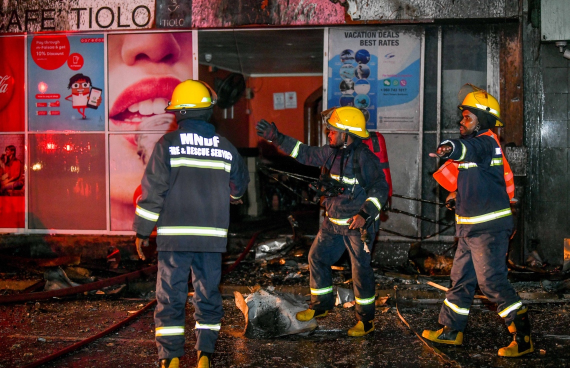 މާލެ: އޮގަސްޓް 28، 2020- ބޮޑުތަކުރުފާނު މަގުގައި ޖަލަޕީނޯ ކުރިން ހިންގި ކެފޭ މިހާރުގެ ނަމުން ނަމަ ޓިއޮލޯ ކެފޭ އާއި ގަދަގޭ މުހައްމަދުފުޅު ބިލްޑިންގްގައި ރޯވި އަލިފާންގަނޑު ނިއްވުމަށް ފަޔާ ޓީމުން ހަރަކާތްތެރިވަނީ.---ފޮޓޯ: ނިޝާން އަލީ/މިހާރު