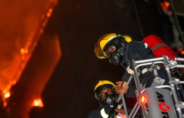 Firefighters at the scene of the blaze that erupted in a cafe' in Henveiru Ward on Friday night. Fire and Rescue Service extinguished 95 percent of the blaze. PHOTO: MIHAARU