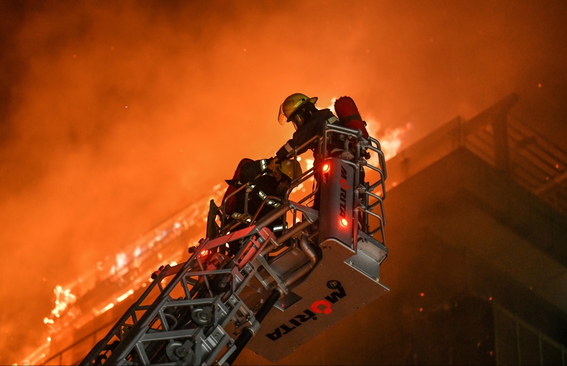 މާލެ: އޮގަސްޓް 28، 2020- ބޮޑުތަކުރުފާނު މަގުގައި ޖަލަޕީނޯ ކުރިން ހިންގި ކެފޭ މިހާރުގެ ނަމުން ނަމަ ޓިއޮލޯ ކެފޭ އާއި ގަދަގޭ މުހައްމަދުފުޅު ބިލްޑިންގްގައި ރޯވި އަލިފާންގަނޑު ނިއްވުމަށް ފަޔާ ޓީމުން ހަރަކާތްތެރިވަނީ.---ފޮޓޯ: ނިޝާން އަލީ/މިހާރު