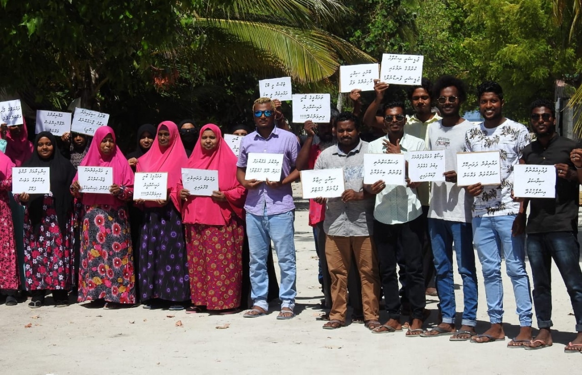 އައްޑޫ، އޮގަސްޓް 28، 2020: ރާއްޖެ ވިއްކާލުމާއި ދެކޮޅަށް ރާއްޖޭގެ އެކި ހިސާބުތަކުގައި ޕީޕީއެމް/ޕީއެންސީ ކޯލިޝަނުން  ޝުއޫރު ފާޅުކޮށްފައި ހުރި ބޯޑުތައް ހިފައިގެން މުޒާހަރާކުރުން.