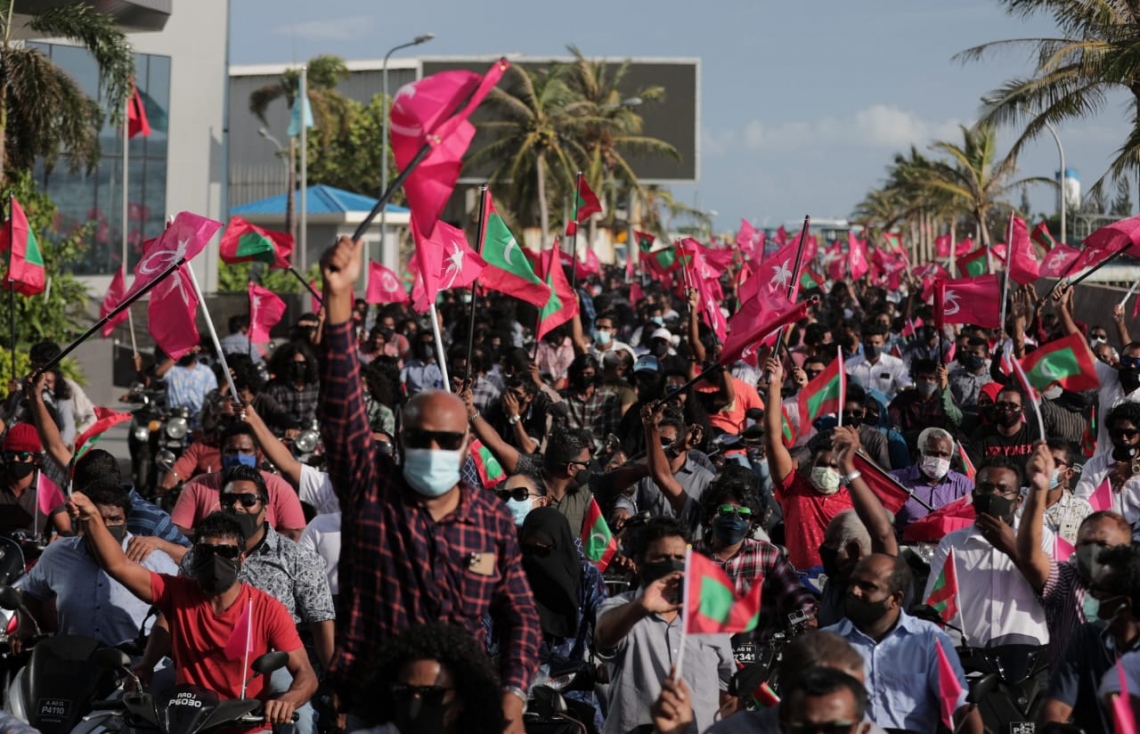 މާލެ: އޮގަސްޓް 28، 2020: ރާއްޖެ ވިއްކާލުމާއި ދެކޮޅަށް މާލެގެ އިތުރުން ރާއްޖޭގެ އެކި ހިސާބުތަކުގައި ޕީޕީއެމް/ޕީއެންސީ ކޯލިޝަނުން  ޝުއޫރު ފާޅުކޮށްފައި ހުރި ބޯޑުތައް ހިފައިގެން މުޒާހަރާކުރުން.