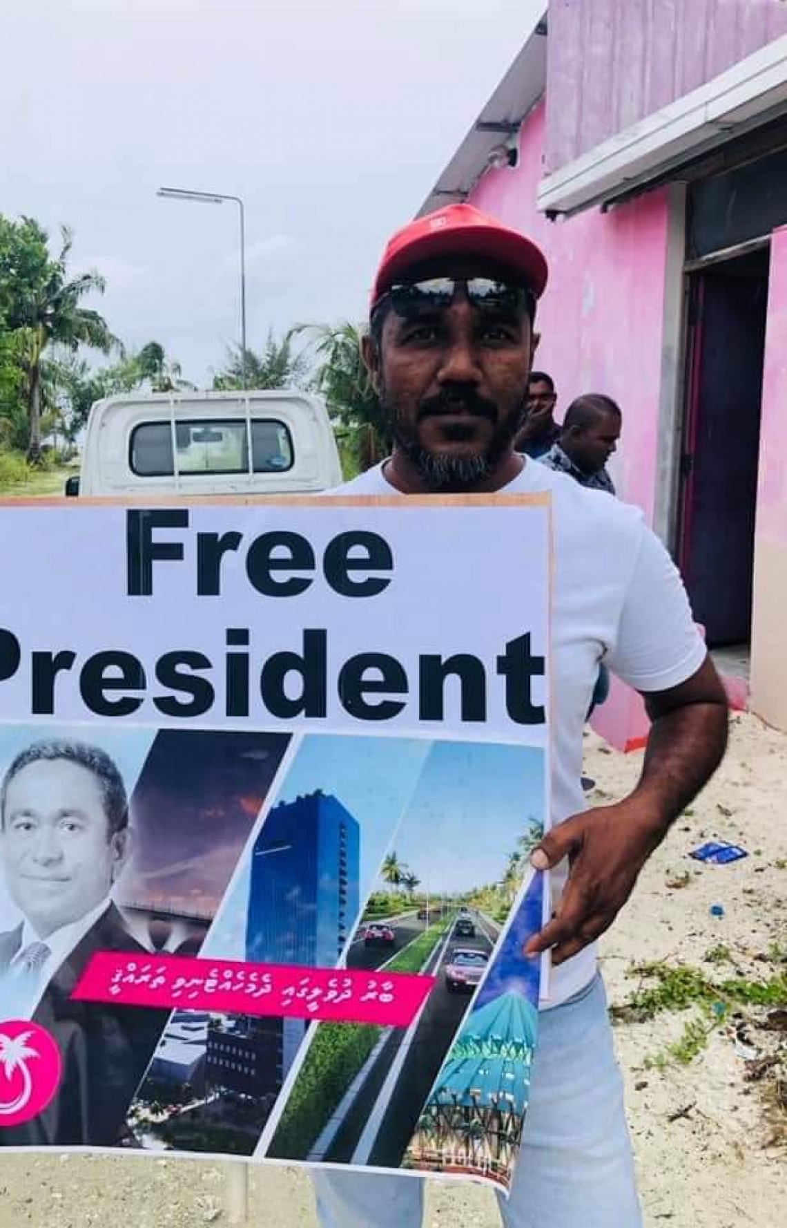 އައްޑޫ، އޮގަސްޓް 28، 2020: ރާއްޖެ ވިއްކާލުމާއި ދެކޮޅަށް ރާއްޖޭގެ އެކި ހިސާބުތަކުގައި ޕީޕީއެމް/ޕީއެންސީ ކޯލިޝަނުން  ޝުއޫރު ފާޅުކޮށްފައި ހުރި ބޯޑުތައް ހިފައިގެން މުޒާހަރާކުރުން.