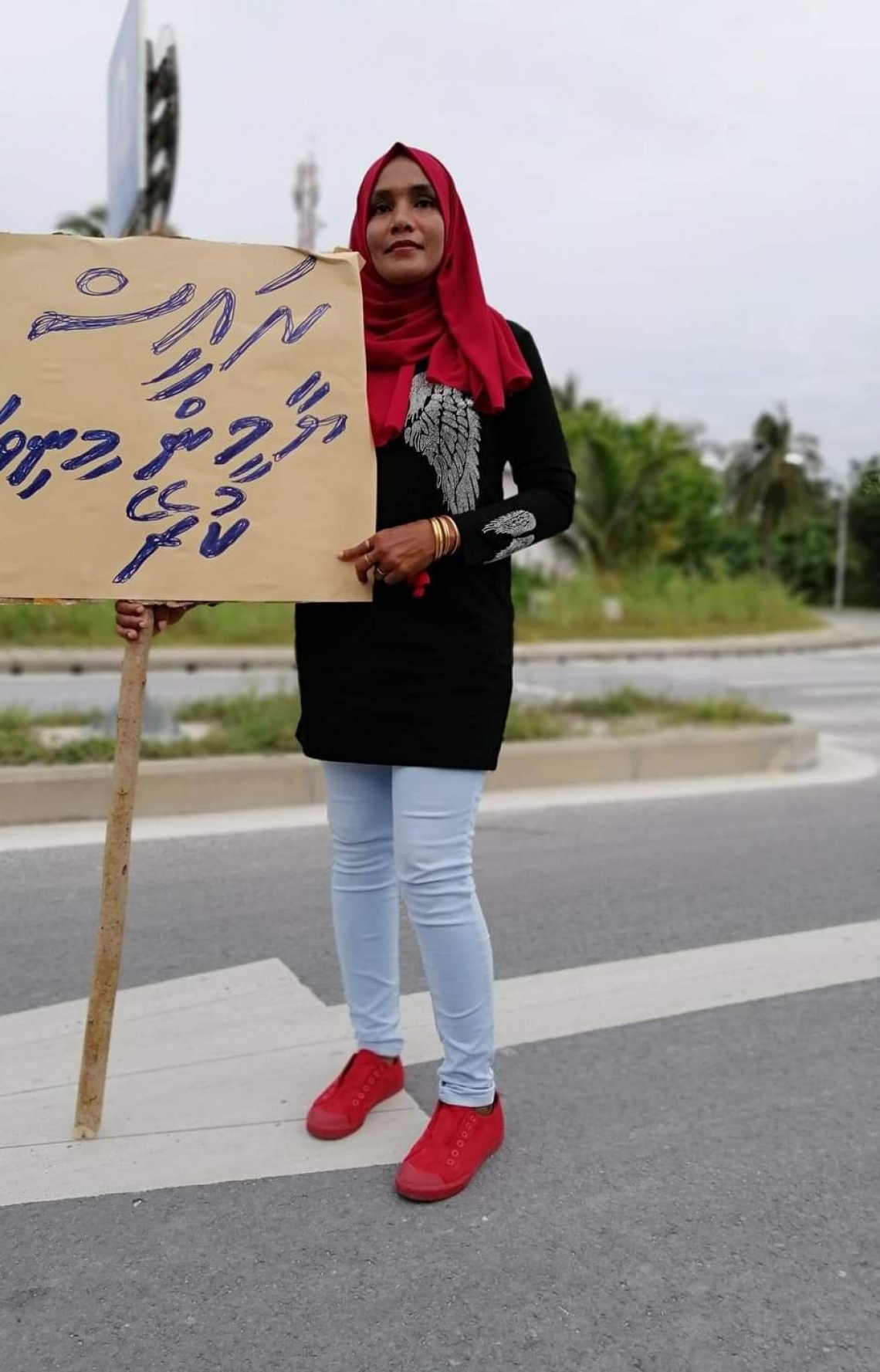 އައްޑޫ، އޮގަސްޓް 28، 2020: ރާއްޖެ ވިއްކާލުމާއި ދެކޮޅަށް ރާއްޖޭގެ އެކި ހިސާބުތަކުގައި ޕީޕީއެމް/ޕީއެންސީ ކޯލިޝަނުން  ޝުއޫރު ފާޅުކޮށްފައި ހުރި ބޯޑުތައް ހިފައިގެން މުޒާހަރާކުރުން.