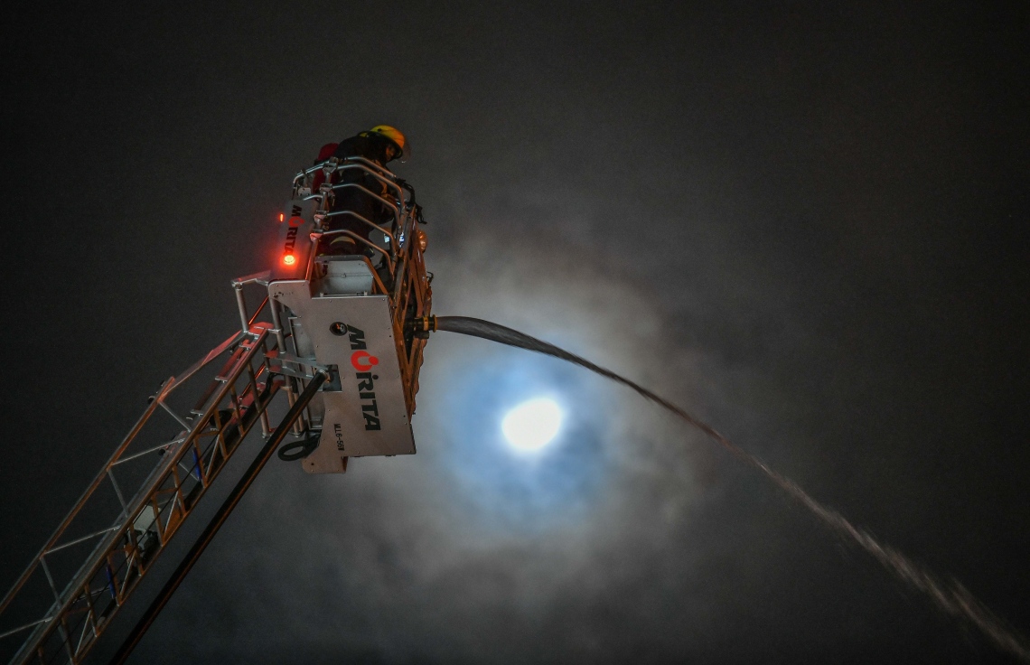 މާލެ: އޮގަސްޓް 28، 2020- ބޮޑުތަކުރުފާނު މަގުގައި ޖަލަޕީނޯ ކުރިން ހިންގި ކެފޭ މިހާރުގެ ނަމުން ނަމަ ޓިއޮލޯ ކެފޭ އާއި ގަދަގޭ މުހައްމަދުފުޅު ބިލްޑިންގްގައި ރޯވި އަލިފާންގަނޑު ނިއްވުމަށް ފަޔާ ޓީމުން ހަރަކާތްތެރިވަނީ.---ފޮޓޯ: ނިޝާން އަލީ/މިހާރު