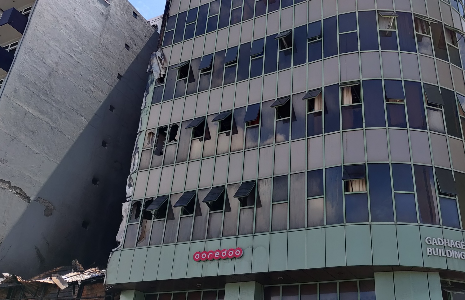 ގަދަގޭ މުހައްމަދުފުޅު ބިލްޑިން އިމާރާތަށް ލިބިފައި ހުރި ގެއްލުންތައް.-- ފޮޓޯ: މިހާރު