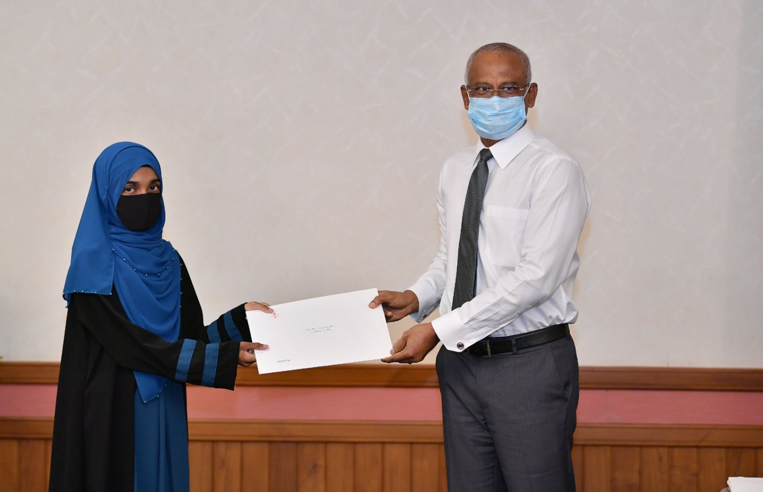 ރިސްލާއަށް، ރައީސްގެ ސްކޮލަޝިޕް ލިބުނު ކަމުގެ ލިއުން ރައީސް އިބްރާހިމް މުހައްމަދު ސޯލިހު ހަވާލުކުރައްވަނީ.-- ފޮޓޯ: ރައީސް އޮފީސް